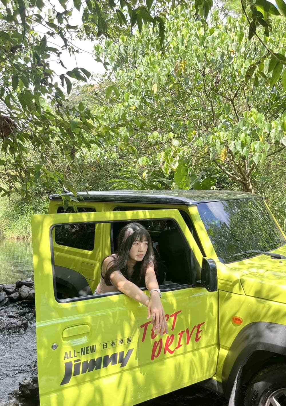 鈺漣倚在綠色 Jimny 車門旁,身後是戶外樹蔭